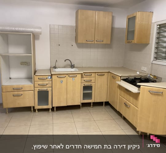 מטבח ריק עם כיור וברז, ארונות נקיים